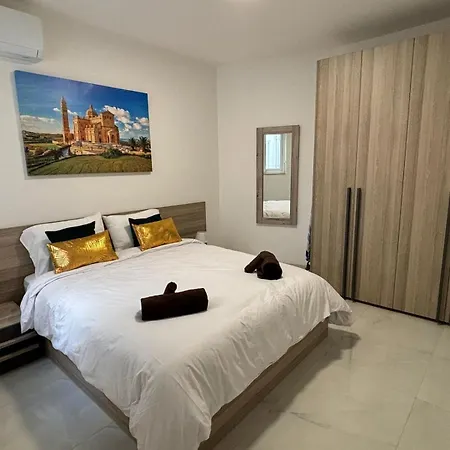 Luxury 3br In Steps From Balluta Bay *