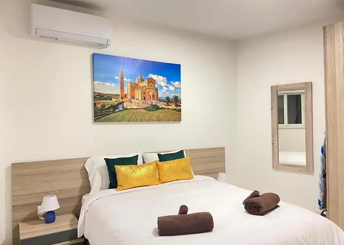 Luxury 3br In Steps From Balluta Bay *